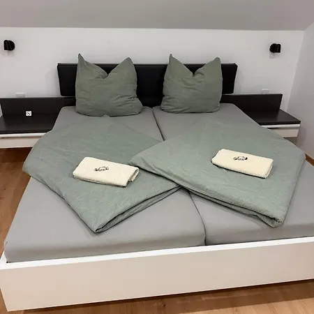 Zur Roemischen Weinstrasse